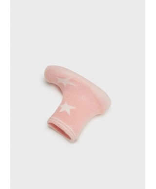Calcetín con suela rosa para bebé de Mayoral
